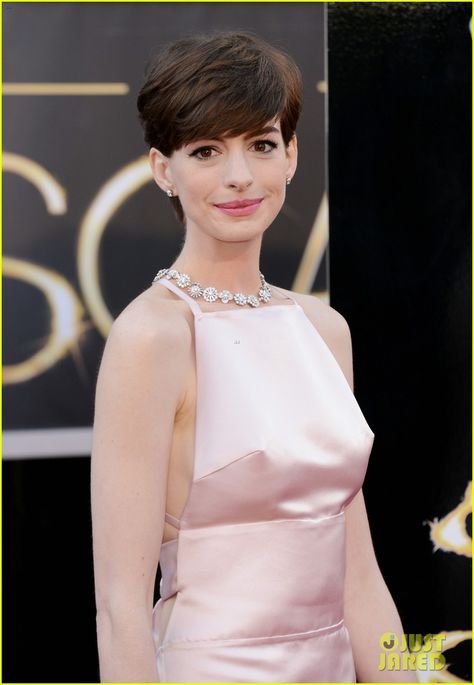 /\ /\ . Anne Hathaway, Oscars 2013 Darts Fashion, Anne Hathaway Oscar, Anne Hathaway Hair, Dart Tips, Bust Dart, Fashion Technology, Jacket Making, Design Sketchbook, Simple Top