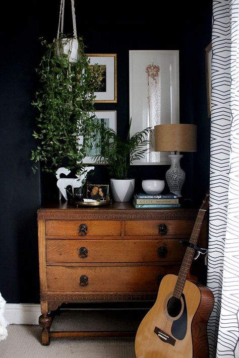 vintage chest of drawers with plants look great against a black panted wall Plants Hanging, Black Rooms, Vintage Chest Of Drawers, Room Deco, Vintage Bedroom, Style Deco, Vintage Dressers, Bedroom Vintage, Black Wall