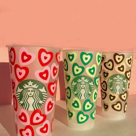 Photo by And Do It Anyway on February 17, 2021. May be an image of 3 people. #Regram via @CLcaM2ahgiO Copo Starbucks, Starbucks Cup Gift, Starbucks Cup Design, Starbucks Tumbler Cup, Iced Starbucks Drinks, Starbucks Valentines, Cute Coffee Cups, Custom Starbucks Cup, Starbucks Secret Menu