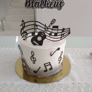 TOPPER DE BOLO MUSICAL no Elo7 | Juliart - Juliana Labonia (F1C8EC) Music Cake Ideas, Music Birthday Cakes, Guitar Birthday Cakes, Bolo Musical, Music Themed Cakes, America Cake, Twin Birthday Cakes, Music Cakes, Music Cake