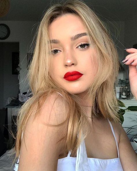 Makeup Bibir, Red Lipstick Makeup Looks, Red Lips Makeup Look, Perfect Red Lipstick, Perfect Red Lips, Red Lipstick Makeup, Halloween Beauty, Neutral Eyes, Red Lip Makeup