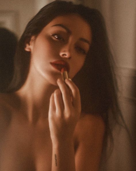 Photographie Portrait Inspiration, 사진 촬영 포즈, Cindy Kimberly, Dark Feminine Aesthetic, Foto Poses, Tumblr Boys, Feminine Aesthetic, The Villain, Feminine Energy