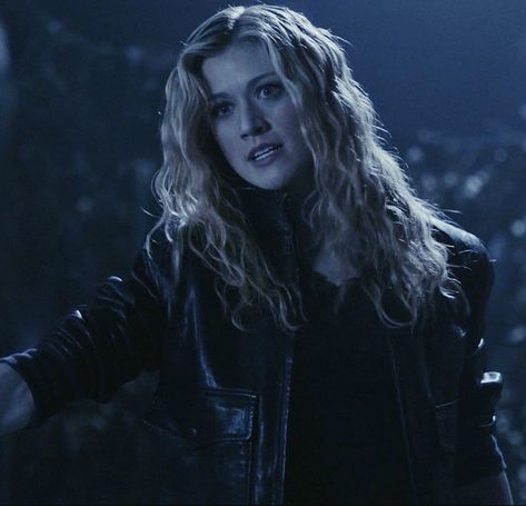 Mia Smoak Icons, Mia Queen Smoak, Clarke Griffin Icon, Clary Fray Hair, Clary Fray Aesthetic, Mia Smoak Arrow, Riverdale Set, Katherine Mcnamara Clary Fray, Katharine Isabelle