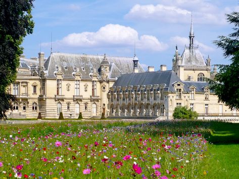 Minecraft Medieval Village, Chantilly France, 18th Century Landscape, Castles France, Chateau House, Castle Exterior, Hohenzollern Castle, Bodiam Castle, Colonial Mansion