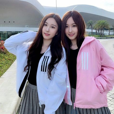 #Sandy_Mandy Sandy Mandy, Twin Women, Twins Outfit, Women Images, Twin Outfits, Dance Cover, Kaohsiung, Brother And Sister, Best Friend Goals