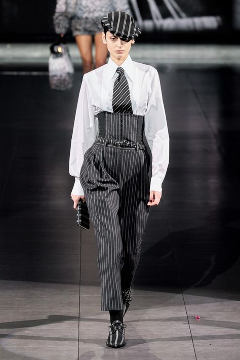 Dolce & Gabbana Herbst/Winter 2020-2021 Ready-to-Wear - Kollektion | Vogue Germany Women Wearing Ties, Woman Suit Fashion, Milano Fashion Week, Dolce E Gabbana, Fashion Show Collection, Suit Fashion, Vogue Paris, White Fashion, Dolce & Gabbana