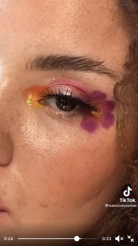 Flowery Eye Makeup, Flower Eye Makeup Looks, Colorful Eye Makeup Step By Step, Lesbian Eye Makeup, Colorful Make Up, Flower Makeup Aesthetic, Floral Eyeliner, Artsy Eye Makeup, Queer Make Up