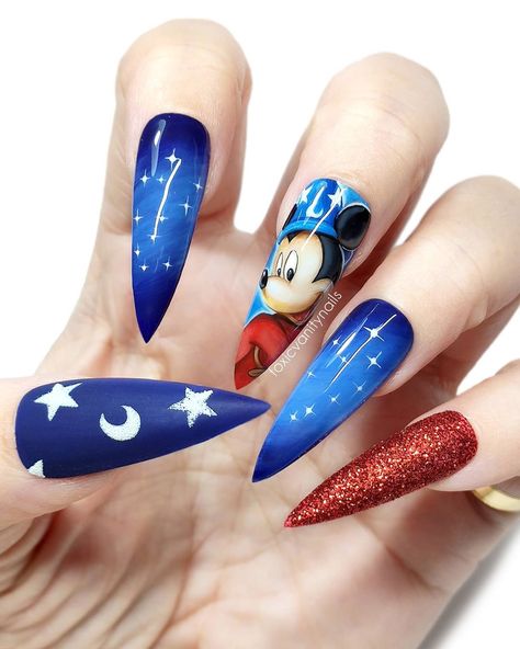 2,618 Likes, 94 Comments - 𝚂𝚒𝚕 (@toxicvanitynails) on Instagram: “MICKEY SORCERER'S APPRENTICE  Después de los meses sin llevar las uñas largas... ¡Por fin luzco…” Mickey Sorcerer, Nye Nails, Minnie Mouse Nails, Mickey Nails, Cute Halloween Nails, Fantasia Disney, Nail Art Disney, Disney Nails, Disney Trading Pins