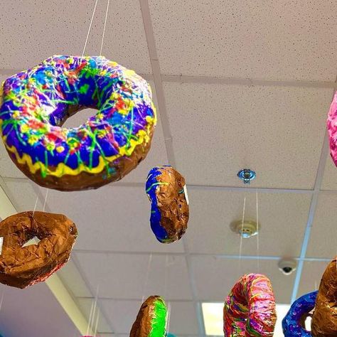 Mrs. Tinker on Instagram: "The hallway is filled with sweet treats including GIANT donuts created by 3rd grade artists 🍩 👩‍🎨 each donut was shaped with newspaper and covered in paper-mache before being painted. A homemade puff paint is used for the yummy icing details. #studentartwork #artclass #arted #elementaryart #elementaryartclass #arteducation #popart #popartdonut #artlesson #artteacher #artteachersofinstagram #sweettreats" Giant Donut, Donut Art, Giant Candy, Puff Paint, Year 8, Arts Ed, Elementary Art, Art Classroom, Art Activities