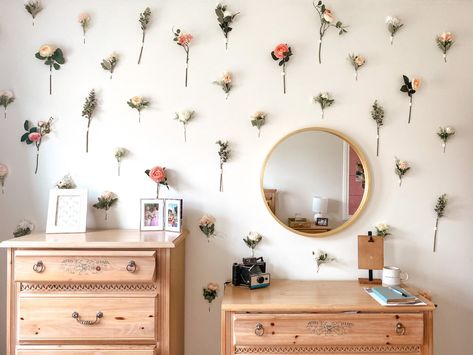 DIY: Flower Wall — Kelsey Haver Designs Flowers Hanging On Wall, Flower Accent Wall, Bedroom Flower Wall, Flower Wall Ideas, Flowers On Wall, Boho Shelves, Wall Bedroom Diy, Diy Flower Wall, Flower Room Decor