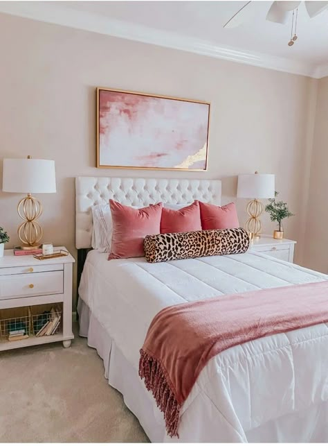 Preppy Bedding Pink, Apartment Bedroom Decor Pink, Room Ideas With Carpet Flooring, Preppy Pink Bedroom, Pink Room Inspiration, Preppy Pink Room, Pink Room Aesthetic, Bedding Pink, Preppy Bedroom