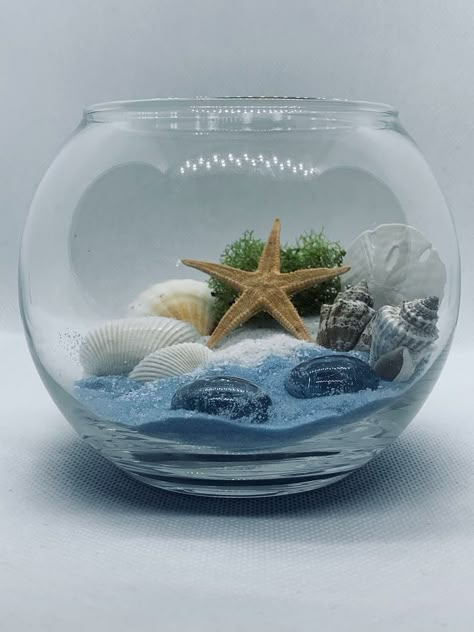 Beach Centerpieces, Seashell Art Diy, Toples Kaca, Beach Themed Crafts, Succulent Bowls, Fish Bowls, Coastal Crafts, Terrarium Ideas, Ball Ideas