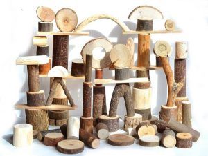 The best nature toys for preschoolers (to inspire adventure & learning) ⋆ Take Them Outside Tree Blocks, Tree Building, Play Outdoor, Natural Wood Toys, Toddler Birthday Gifts, Toys Montessori, Wood Building, Natural Playground, Wood Personalized