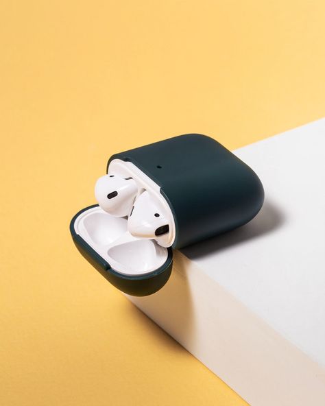 Earbuds Photography Ideas, Airpods Product Photography, Earpods Photography, Airpod Photography, Earbuds Photography, Green Airpods, Modern Decorative Objects, Headphones Case, Apple Airpods Case