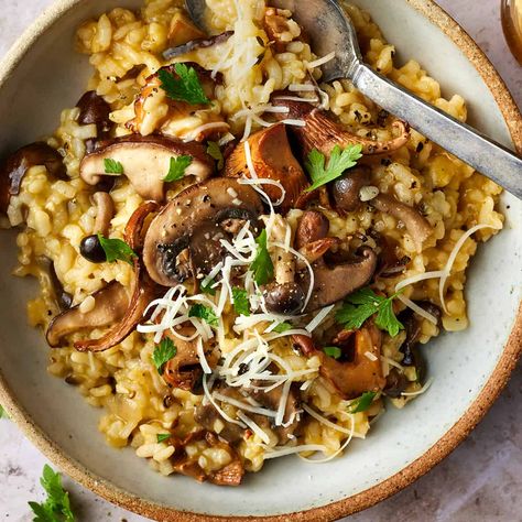 Mushroom Risotto Recipe - Love and Lemons Vegan Risotto, Delicious Vegetarian Dinner, Mushroom Risotto Recipes, Risotto Recipe, Vegetarian Main Dishes, Classic Italian Dishes, Creamy Parmesan, Mushroom Risotto, Risotto Recipes