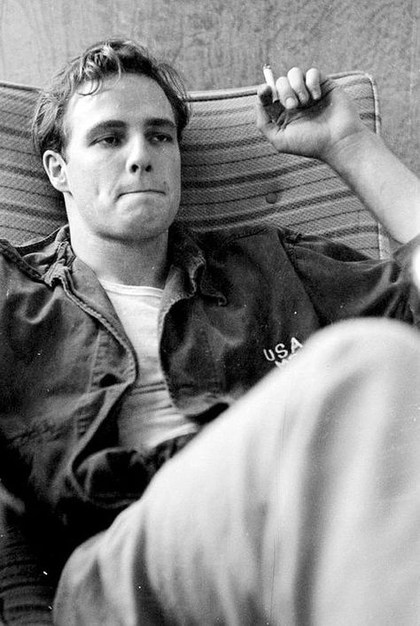 Marlon Brando, né le 3 avril 1924 à Omaha et mort le 1ᵉʳ juillet 2004 à Los Angeles. Marlo Brando, Xavier Samuel, Don Vito Corleone, Film Cult, Don Corleone, Jamie Mcguire, Sir Anthony Hopkins, Man Sitting, Actrices Hollywood