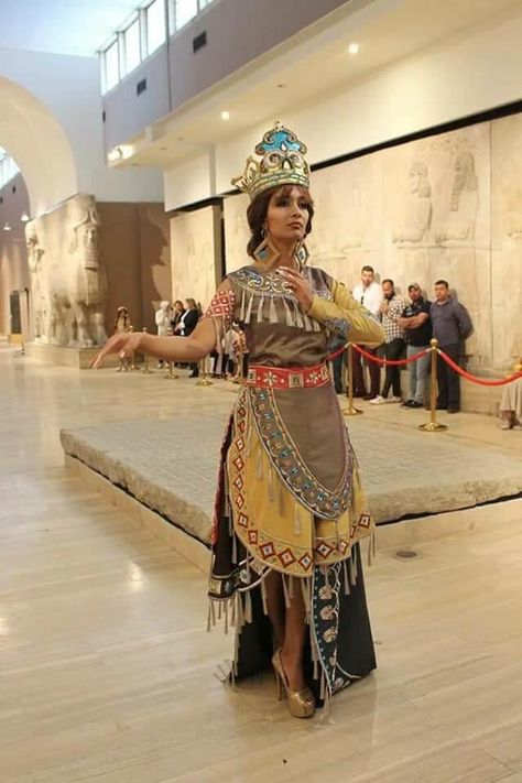 Sumerian Clothing, Iraq Clothing, Babylon Clothing, Babylon Empire, Cleopatra Beauty Secrets, Ancient Babylon, Ancient Sumerian, Middle Eastern Fashion, Persian Fashion