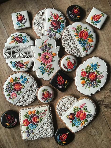 Cookies Decoradas, Mexican Party Decorations, Sugar Cookie Royal Icing, Pretty Cookies, Flower Cookies, Folk Embroidery, Novelty Cakes, Iced Cookies, Birthday Food