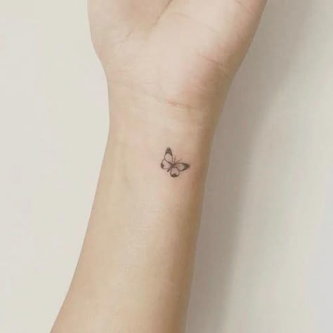 43 Simple and Small Tattoos Ideas For Women Tiny Butterfly Tattoo, Monarch Butterfly Tattoo, Simple Butterfly Tattoo, Butterfly Wrist Tattoo, Butterfly Tattoo On Shoulder, Butterfly Tattoo Meaning, Petit Tattoo, Small Butterfly Tattoo, Butterfly Tattoos For Women