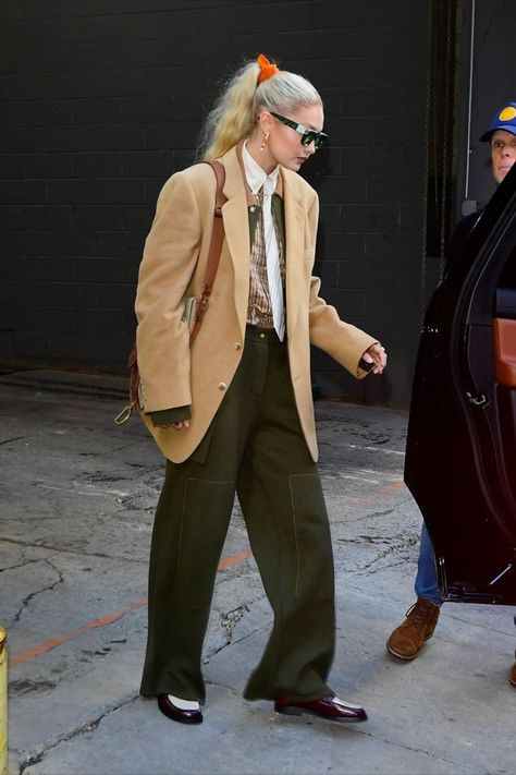 Summer Coat Outfit, Gigi Hadid Street Style 2024, Gigi Hadid Suit, Gigi Hadid Winter Outfits, Eclectic Grandpa Style, Eclectic Grandpa Fashion, Grandpa Fashion, Gigi Hadid Street Style, Eclectic Grandpa