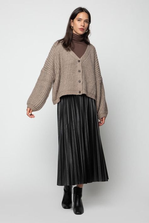 Oversized Cardigan Outfit, Long Oversized Cardigan, Trendy Mom Outfits, Knitwear Outfit, Modest Clothes, Oversized Outfit, Cardigan Outfit, 2020 Style, Modest Outfit