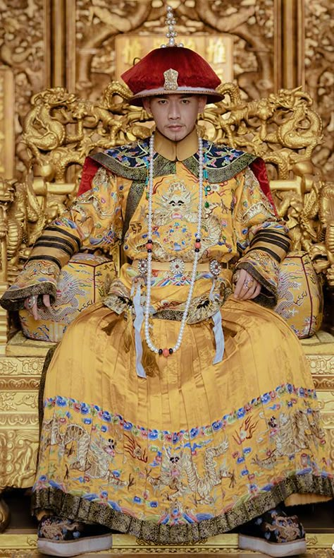 Chinese Robes, Qing Dynasty Fashion, Qianlong Emperor, Qing Dynasty Clothing, Asian Traditional Clothes, Persian Warrior, Dynasty Fashion, Story Of Yanxi Palace, Chinese Emperor