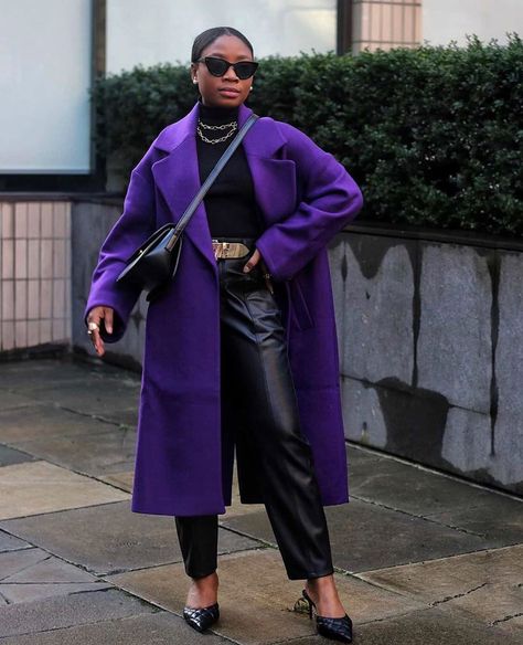 StyleVitae no Instagram: “This purple @zara coat on @edaowofashion and the @jeenaaofficial bag >>>>> . #style #styleinspo #styleinspiration #fashion #fashioninspo…” Purple Coat Outfit, Look Kylie Jenner, Sporty Chic Style, Long Blazer Jacket, Winter Palette, Winter Color Palette, Purple Coat, True Winter, Cool Winter