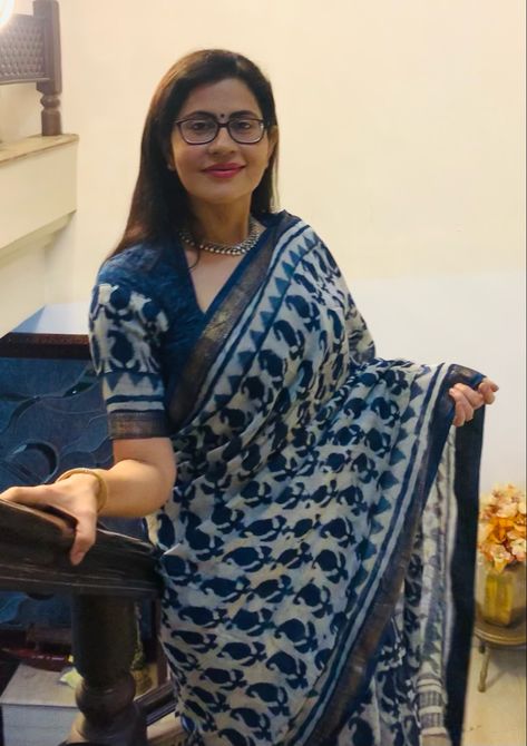 Indigo Print Saree, Indigo Blouse Designs, Indigo Saree Blouse Designs, Indigo Cotton Saree, Indigo Saree Styling, Sari Ideas, Print Blouse Design, Indigo Saree, Saree Styling