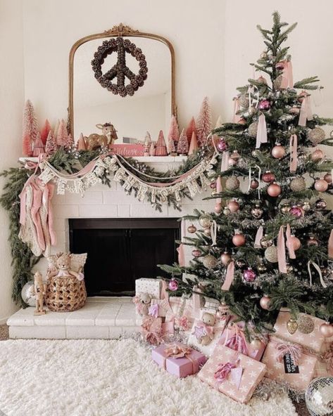 Christmas Fireplace Mantels, Pink Xmas, Christmas Decor Inspiration, Pink Christmas Decorations, Christmas Mantel Decorations, Christmas Interiors, Christmas Tree Inspiration, Christmas Fireplace, Pink Christmas Tree