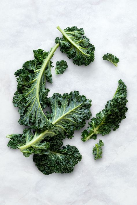 Kale Illustration, Green Leafy Vegetables, Lettuce Photography, Kale Leaf, Types Of Kale Leaves, Alkaline Foods Chart, Kale Photograph, Dark Green Vegetables, Cellular Nutrition