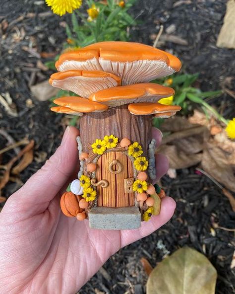 Pottery Fairy, Mushrooms Fairy, Clay Fairy House, Polymer Clay Fairy, Mushroom Crafts, Fairy House Diy, Air Dry Clay Projects, Clay Fairies, Tanah Liat