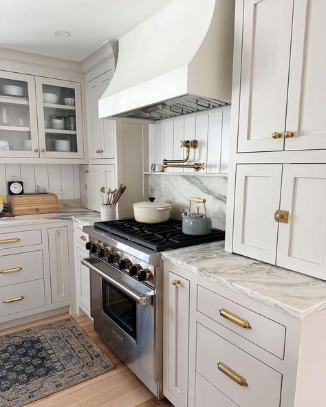 Penny & Pearl Design on Instagram: “Those curves though 😍 A curved hood was at the top of my design must-have list. It’s a classic, timeless look with a touch of modern…” Pale Oak Cabinets, Kitchen Hood Ideas, Kitchen Hood Design, Curved Cabinets, Curved Kitchen, Built In Cabinet, Oak Kitchen Cabinets, Kitchen Range Hood, Kitchen Hoods