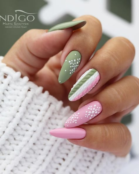 Pink Snowflake Nails, Manicure 2023, Nails Acrylic Christmas, Nail Designs Christmas, Nail Art Noel, Pink Snowflake, Pink Glitter Nails, Indigo Nails, Green Nail Designs