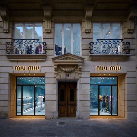 Miu Miu flagship store, Paris – France » Retail Design Blog Miu Miu Store, Miu Miu Shop, Retail Clothing Racks, Kpop Oc, Paris Store, Money Fashion, Vintage Ski, Basic Design, Lifestyle Store