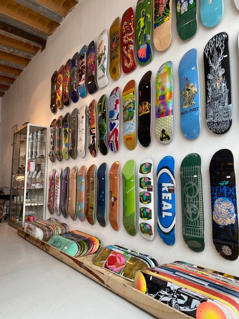 Skateboard Shop Aesthetic, Skate Shop Aesthetic, Skate Place, Japanese Garage, Skateboard Collection, Skateboard Room, School Cafe, Custom Skates, Skater Boi