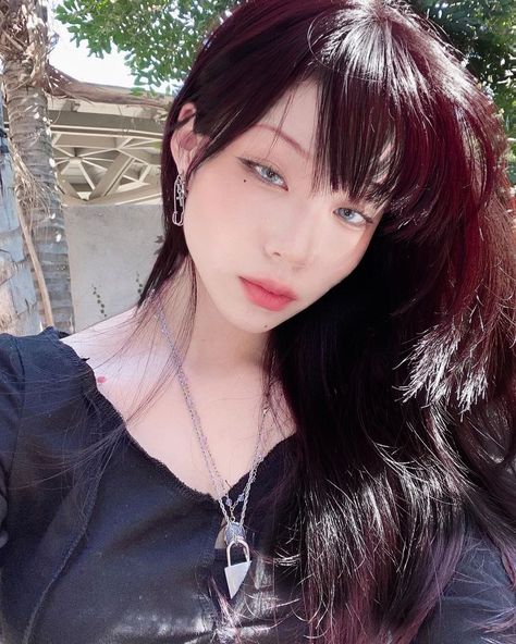 Pelo Ulzzang, Shortish Hair, Wine Hair Color, Korean Hair Color, Wine Hair, Hair Color Underneath, Cherry Hair, Hair Inspiration Long, Dark Red Hair