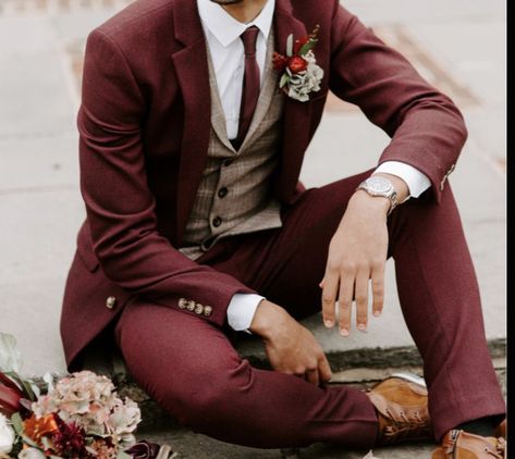 Marron Tuxedo Grooms, Dark Red Wedding Suit Men, Maroon Wedding Suits Men, Wine Red Groom Suit, Fall Suit Colors For Men, Wine Red Suit Men Wedding, Dark Burgundy Suit Wedding, Maroon Suits For Men Wedding, Men’s Burgundy Suit Outfit