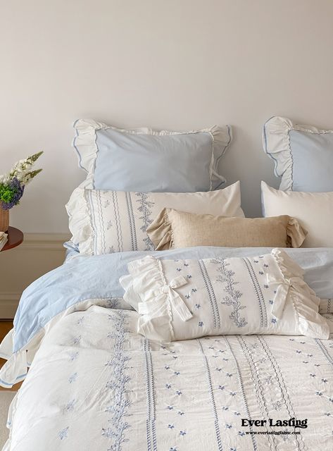 Gold And Blue Room Decor, Coastal Grandma Bedding, Queen Bed Set Up, Green And Blue Room Decor, Cute Bedroom Inspo Aesthetic, Coastal Granddaughter Bedding, Coastal Grandmother Dorm, Preppy College Bedroom, Postgrad Bedroom