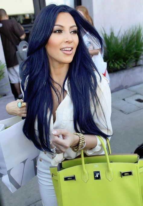 kim k......love the purse!! and its GREEN! Kim Kardashian Hair, Estilo Kardashian, Kardashian Hair, Blue Black Hair, Heart Place, Kim Kardashian Style, Kardashian Style, Hair Envy, Khloe Kardashian