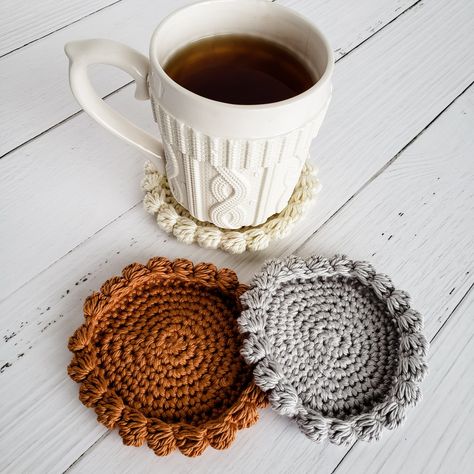 Free Tips for Crocheting Cup Covers: Beginners Edition Crochet Quick Projects, After Christmas Decorating Ideas, After Christmas Decorating, Cup Cosy, Crochet Cup Coaster, Cosy Crochet, Coaster Projects, Crochet Mug Cozy, Pattern Design Ideas