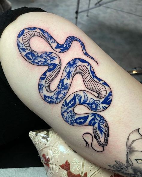 Porcelain Snake Tattoo, Old School Snake Tattoo, Porcelain Tattoo, Blue China Patterns, Stained Glass Tattoo, Tattoos Inspo, Lino Art, Aesthetic Rooms, Snake Tattoo