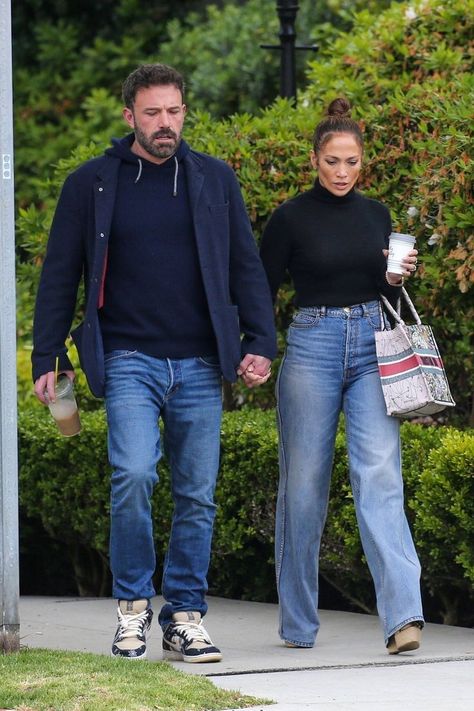 Jlo Casual Outfits, Casual Outfits Street Style, Winter Coat Outfits, May 2023, Ben Affleck, Coat Outfits, Winter Fashion Outfits, Work Fashion, Jennifer Lopez