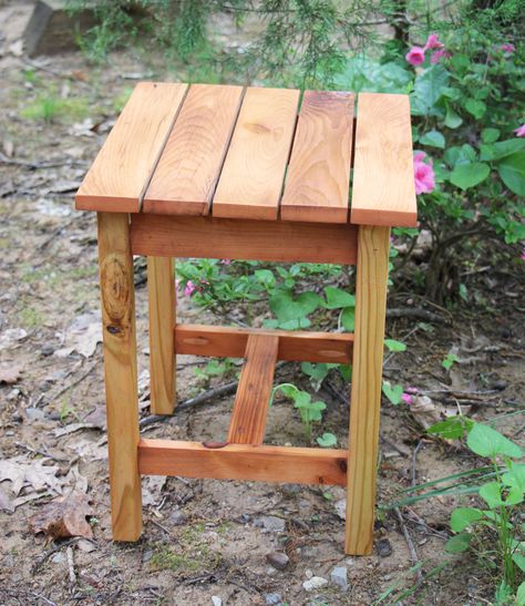 Diy Outdoor Side Table Ideas Wood, Cedar Side Table, Cedar 2x4 Projects, Diy Outdoor Side Table, Wood Side Table Diy, Outdoor Wood Table, Wooden Outdoor Table, Diy Patio Table, Modern Outdoor Table