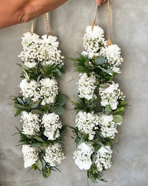 White And Green Garland Wedding Indian, White And Green Indian Wedding Decor, White Garland Wedding Indian, Flower Garland Wedding Brides, Green Garland Wedding, Hand Gajra, Wedding White And Green, Green Indian Wedding, Floral Garland Wedding