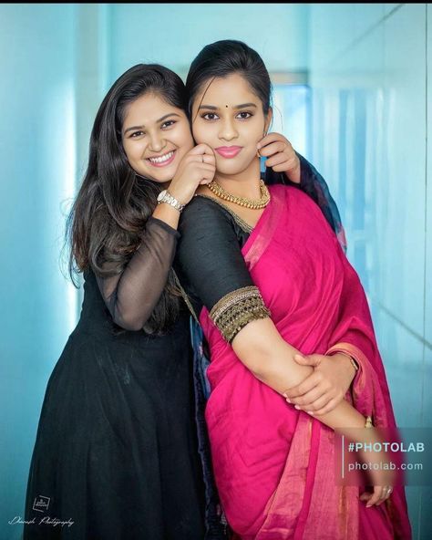 Bride Sister Photoshoot, Bride Group Poses, Photo Poses With Sister, Photo Poses For Sisters, Sisters Photography Poses Indian, Sisters Poses Photography, Puberty Photography, Akka Thangachi, Sisters Photography Poses