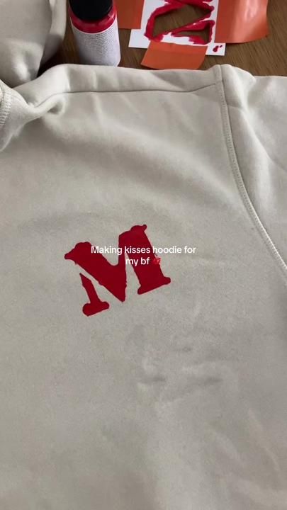 Manounette 🌞 sur TikTok Kisses Hoodie, Valentine Day Kiss, Boyfriend Kissing, Easy Crafts For Teens, Anniversary Scrapbook, Hoodie Diy, Hoodies Aesthetic, Boyfriend Crafts, Bf Gifts