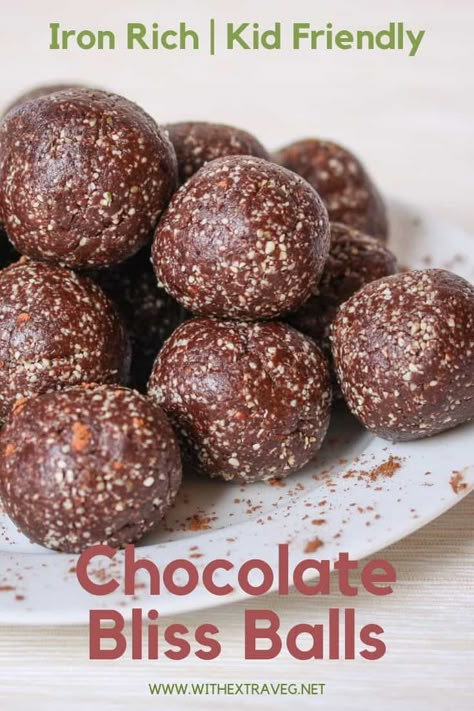 With high iron ingredients such as sesame seeds, cashews and pumpkin seeds, these iron rich chocolate protein balls are a delicious way to boost your kids\' iron (or your own!). Vegan and oil free. #veganiron #fussykids #ironrich #highinprotein #kidssnacks Iron Snacks, High Iron Smoothies, Iron Rich Snacks, Vegan School Lunches, Iron Rich Smoothie, Iron Rich Recipes, Iron Diet, Mineral Rich Foods, Chocolate Protein Balls