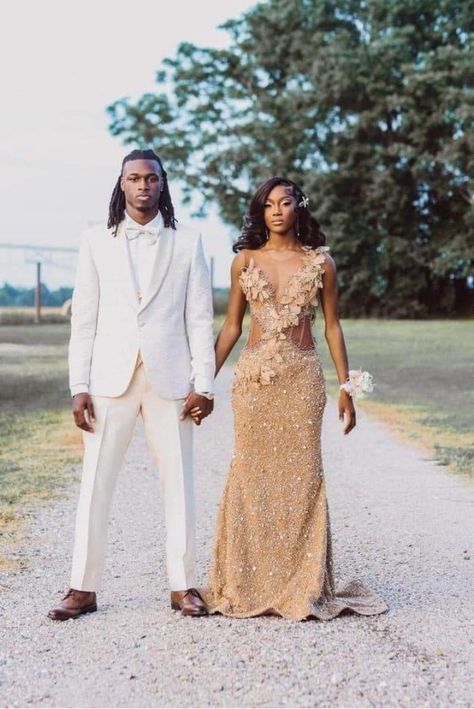 Gold Prom Couple, Prom Couple Pictures, Prom Couples, Champagne Prom Dress, Prom Inspiration, Formal Clothes, Formal Men, Prom Dresses Long Pink, African Prom Dresses