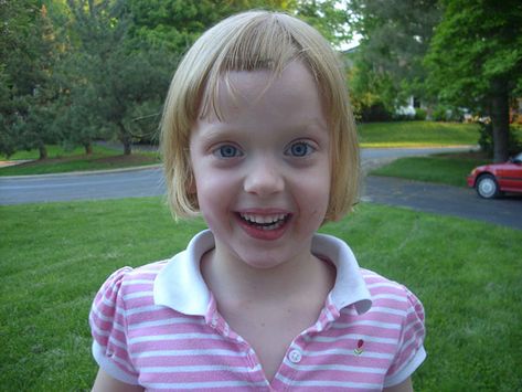 Avery Cuts Her Own Hair And It Seems That She Definitely Loves It! Girl Hair Cut, Haircut Fails, Hair Fails, Cut Bangs, Pleated Jeans, Bald Look, Black Curls, How To Cut Your Own Hair, Diy Haircut