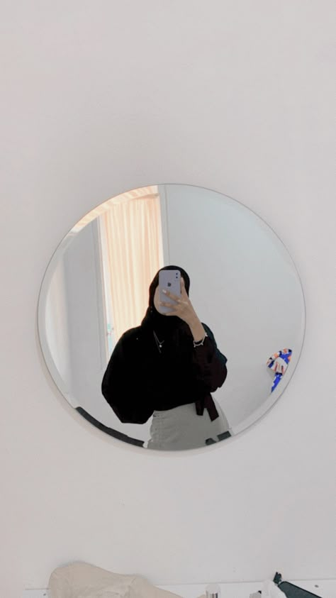 Hijabi Mirror Selfie, Hijabi Mirror Selfie Aesthetic No Face, Mirror Selfie Aesthetic No Face Hijab, Mirror Hijab Selfie Aesthetic, Hijab Mirror Selfie Aesthetic Iphone, Foto Cermin Aesthetic Hijab, Hijab Hipster, Car Selfies, Ghost Photography